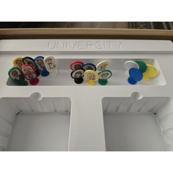 Nostalgic‎ 90s' Carmen San Diego COMPLETE Playing Pieces University Games 1992 - Picture 2 of 14